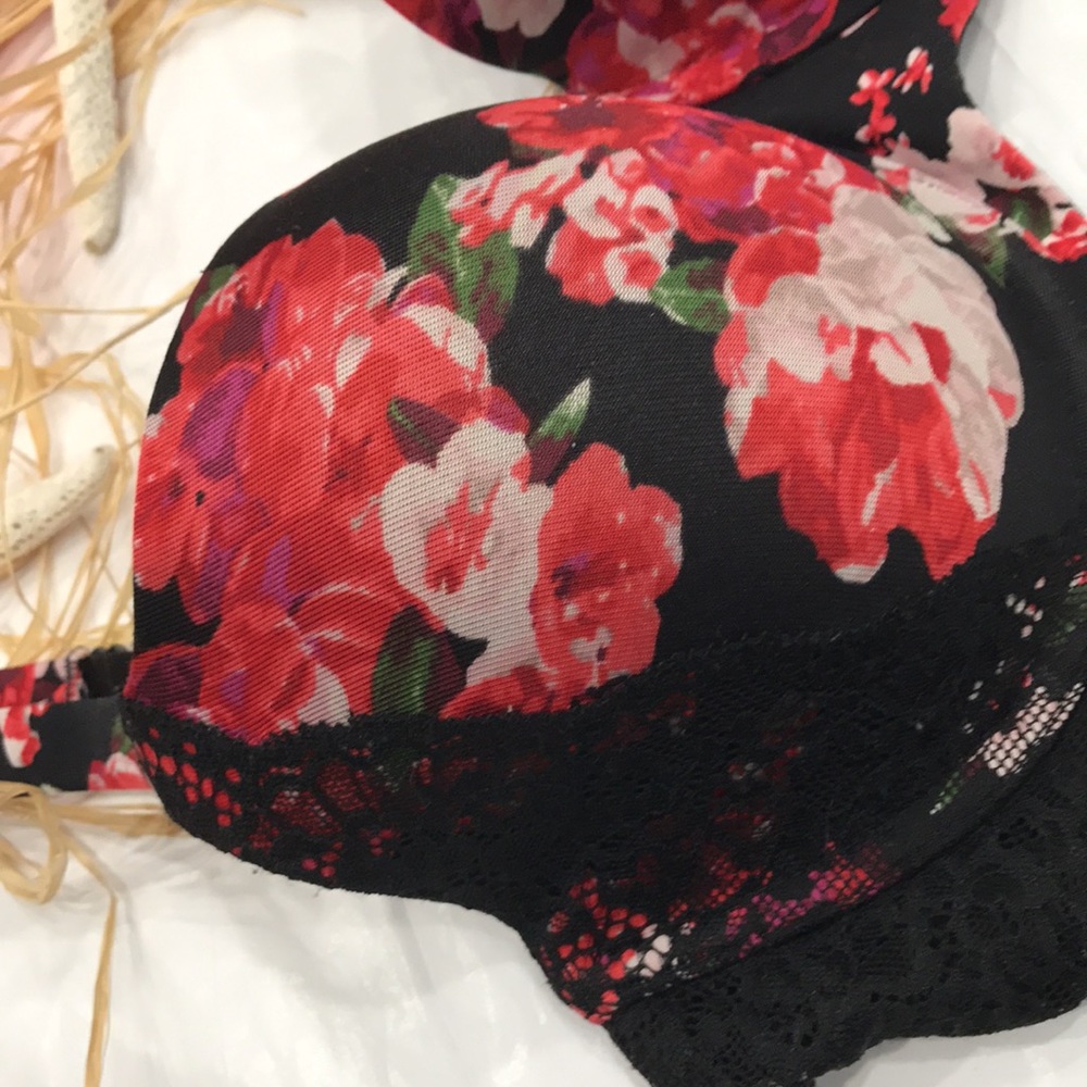 BRA 34D SECRET TREASURES FLORAL W DIFFERENT SHADES OF RED. Has some black lace❤️ - Picture 2 of 6